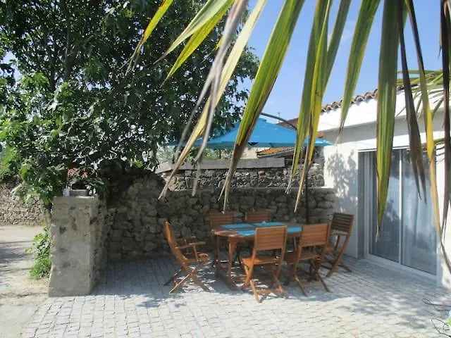 בית נופש Eclassan La P'Tite Maison Du Chateau צרפת