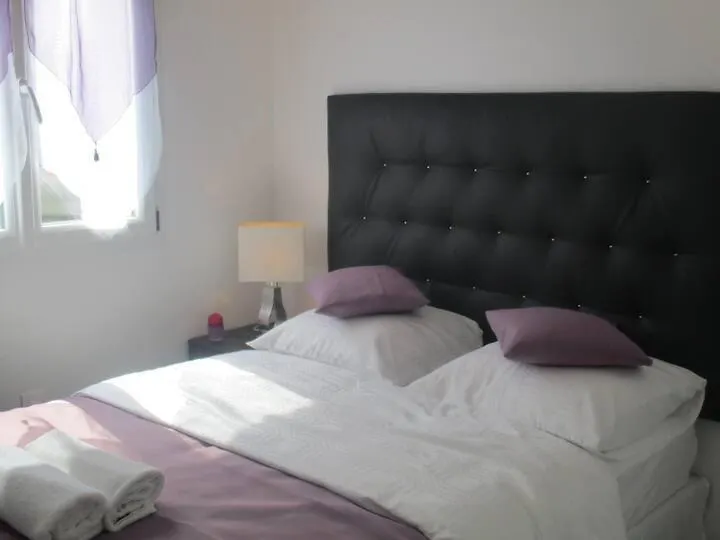 Holiday home La P'Tite Maison Du Chateau Eclassan